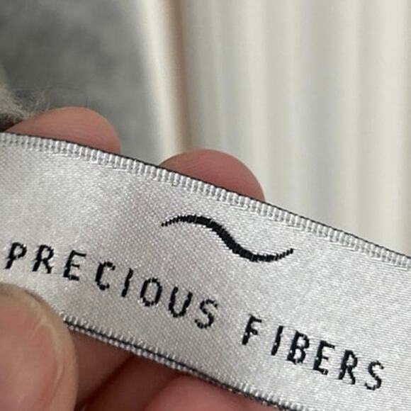 Precious Fibers 100% Cashmere Gray Ruffle Shawl/Scarf/Ruana One size New - Picture 11 of 13